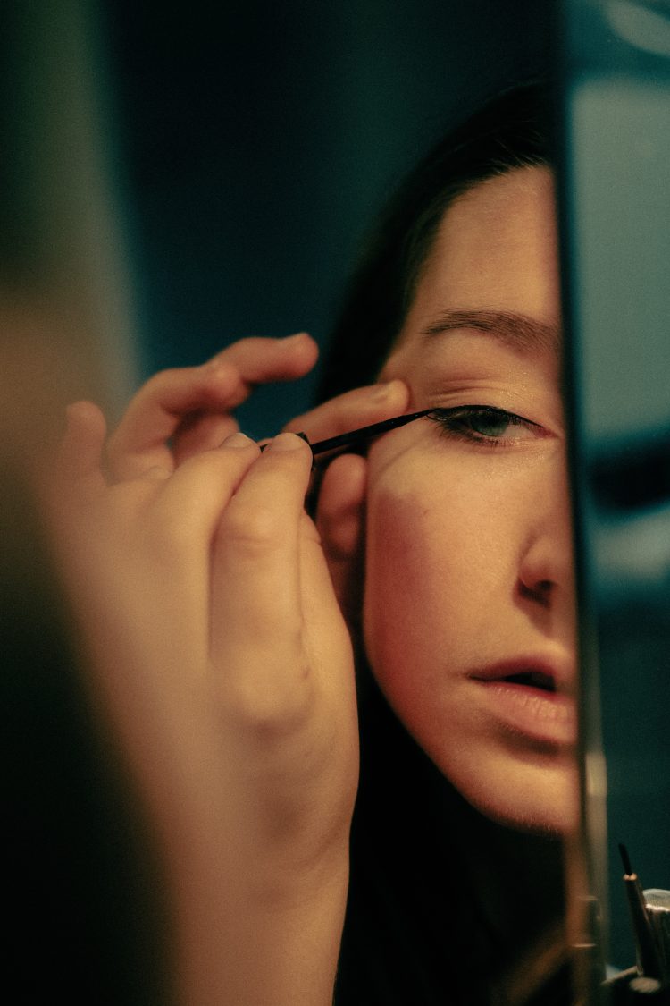Femme réalisant un foxy eyes au makeup