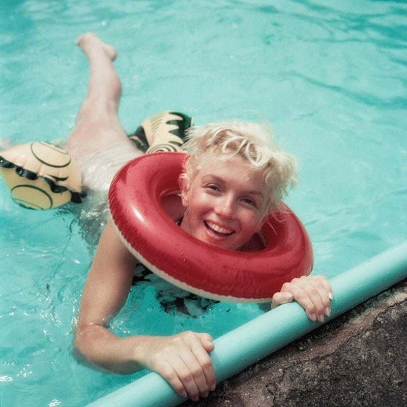Rare photo de Marilyn Monroe sans maquillage dans la piscine