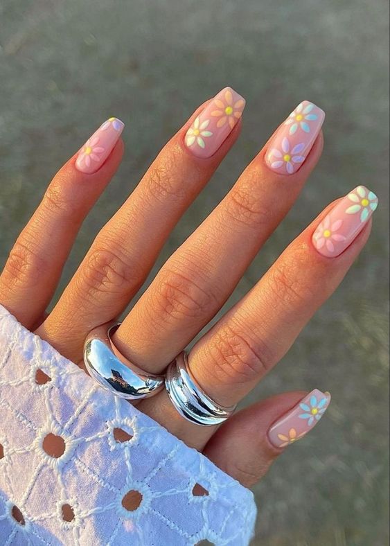 Ongle de couleur pastel avec nail art floral