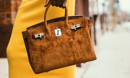Femme portant un sac en cuir marron