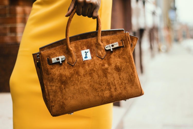 Femme portant un sac en cuir marron