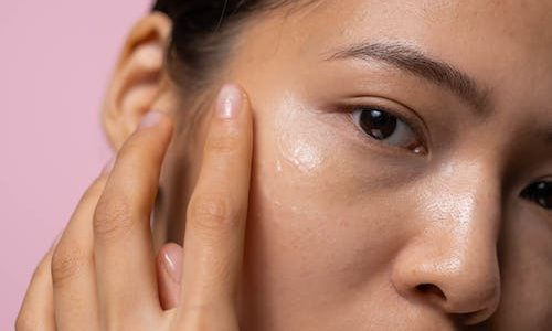 Femme coréenne effectuant sa skin care routine