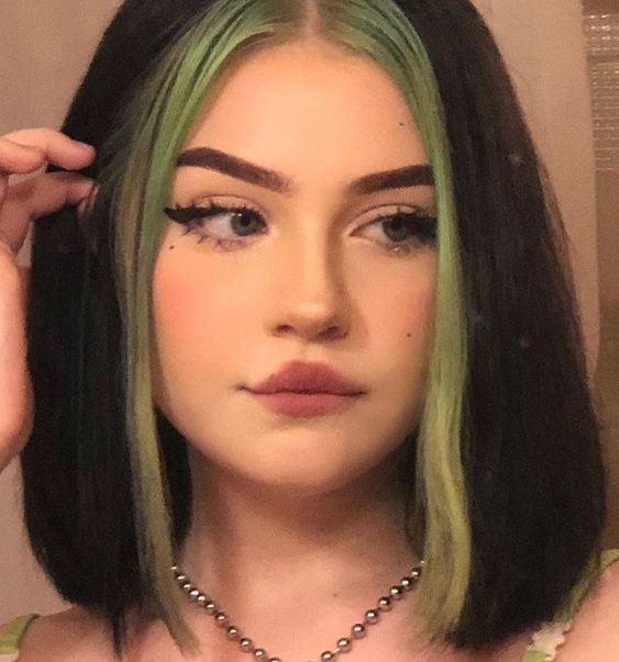 E-girl ayant une coloration verte sur les mèches