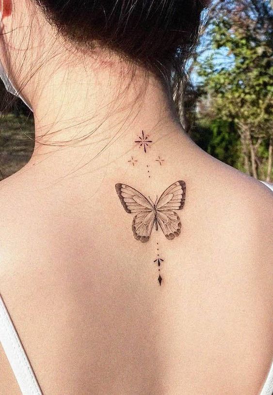 Joli tatouage papillon chez la femme