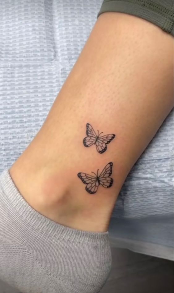 Idée de tatoo papillon chez la femme sur la cheville