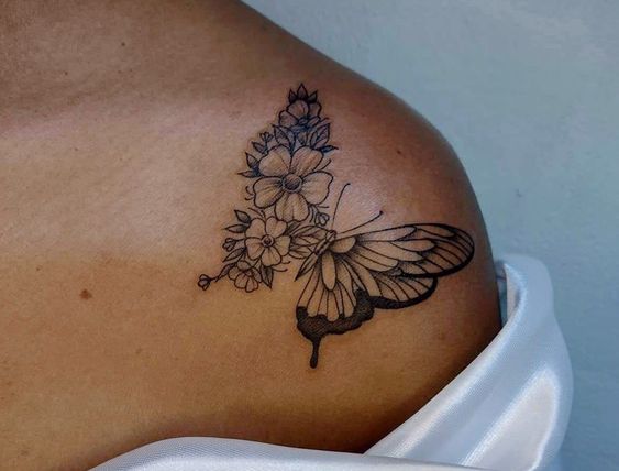 Joli tatoo papillon pour femmes sur l'épaule 