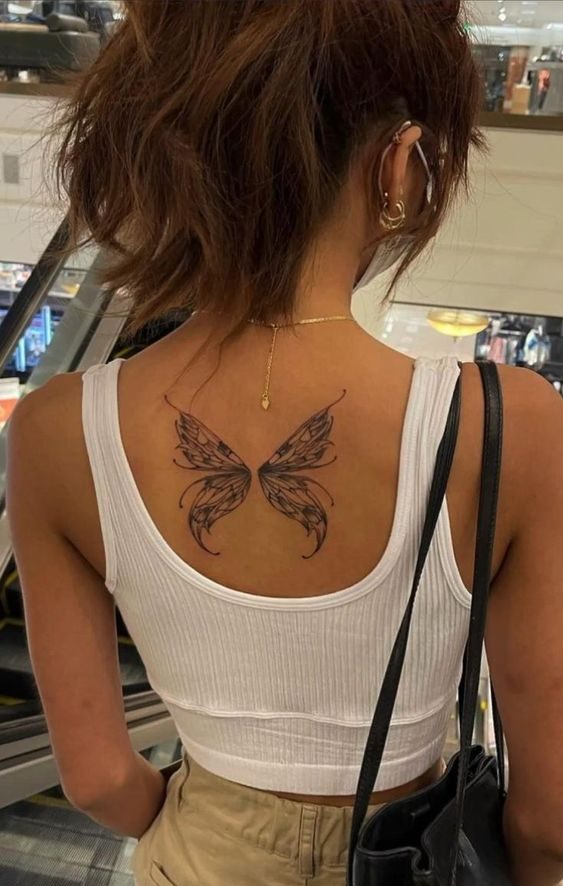 Idée de tatoo papillon dans le dos pour femme