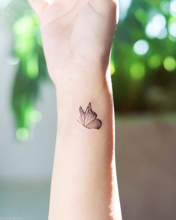 Idée de tatouage papillon pour femme sur le poignet