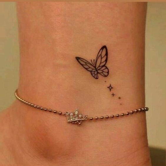 Idée de tatouage papillon pour femmes sur la cheville