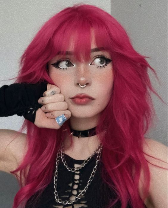 Maquillage pour e-girl avec cheveux rouge