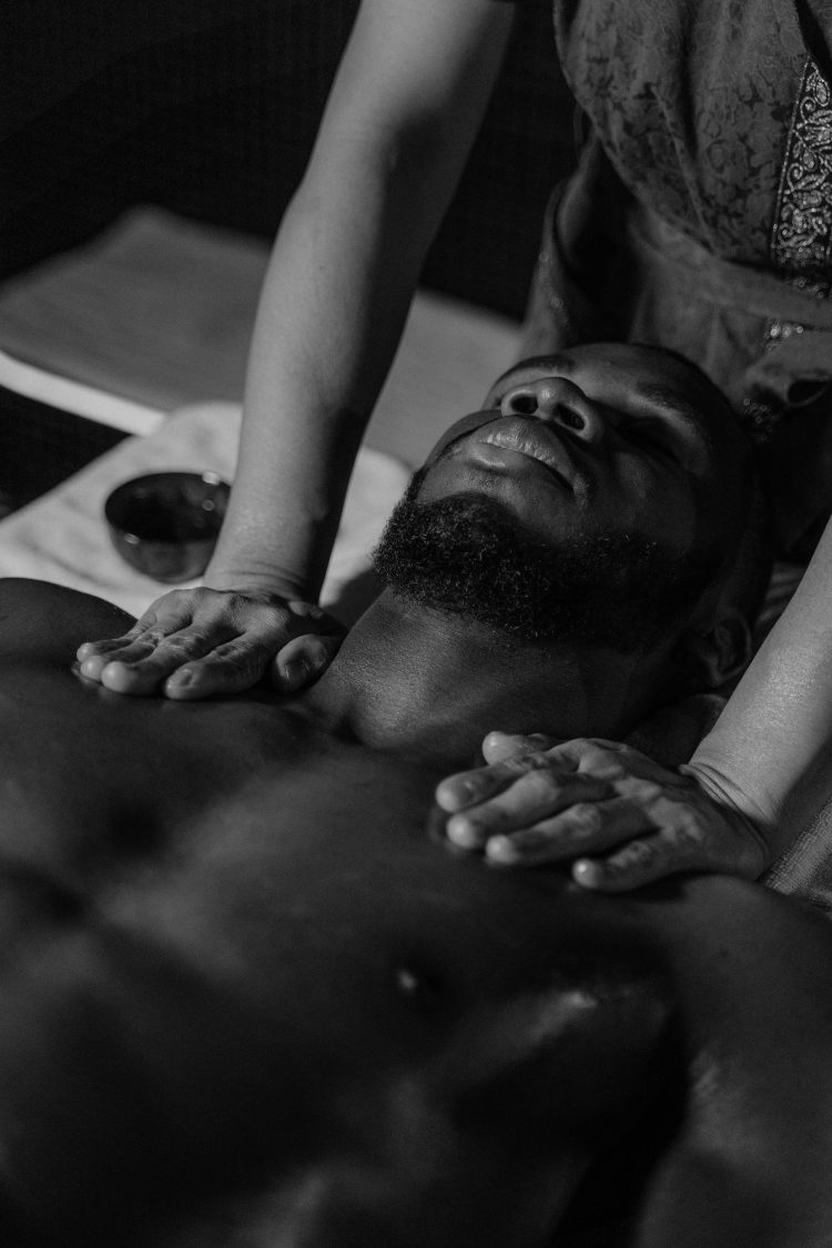 Homme se faisant masser par un massage body-body