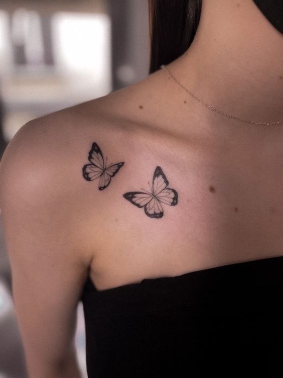 Tatoo papillon pour femmes sur épaule