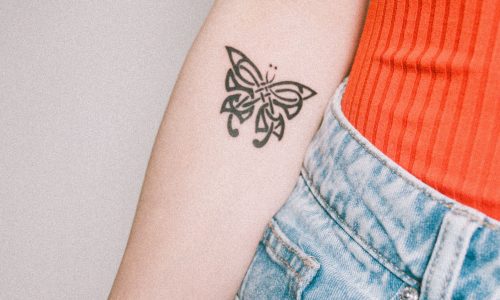 Tatouage papillon sur l'avant-bras d'une femme