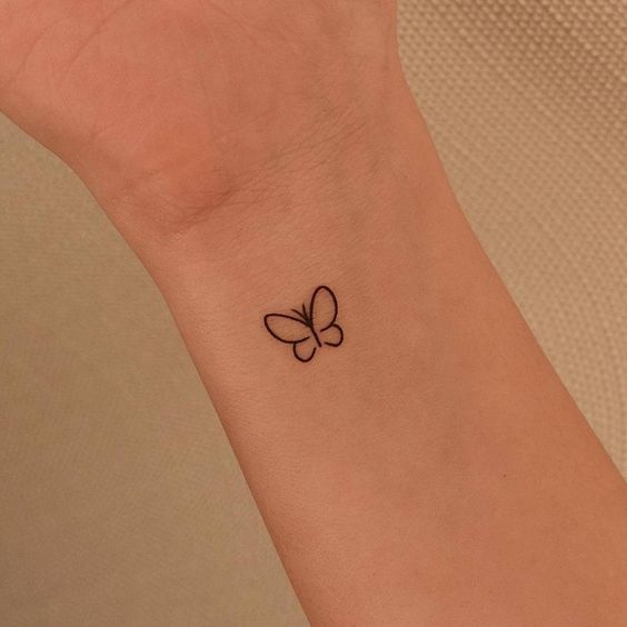 Petit tatoo papillon pour femme sur le poignet