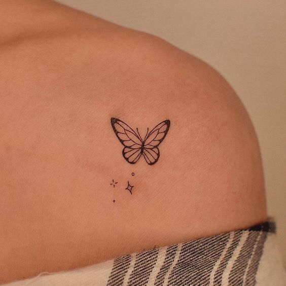 Idée tatoo papillon pour femme sur l'épaule