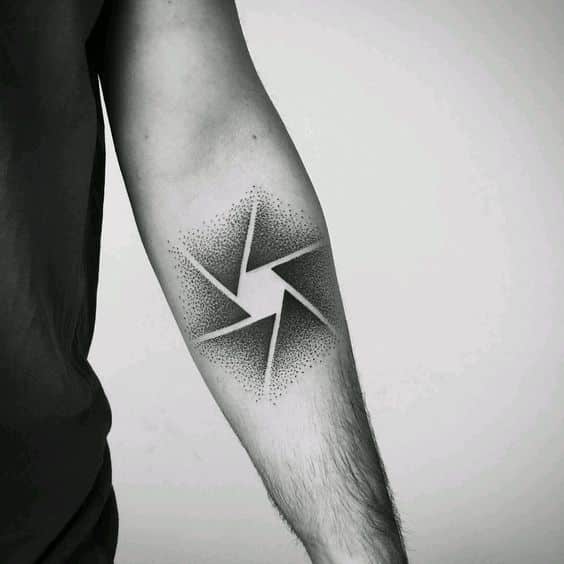 Balckwork tattoo sur le bras avec un style dotwork