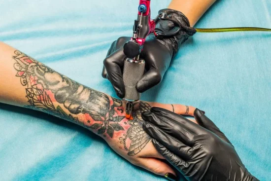 Tatouage sur la main : les précautions à prendre
