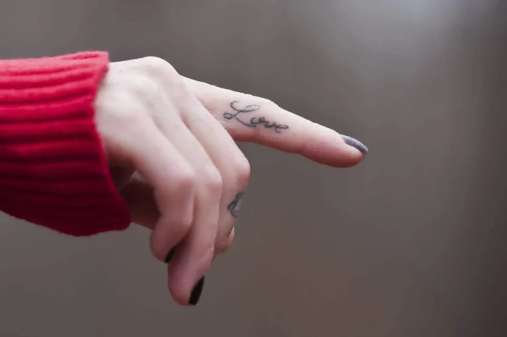 Femme tatouée sur le doigt