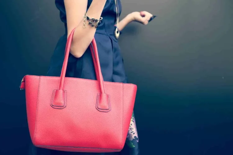 Femme portant un sac à main rose