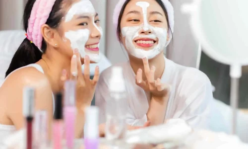 Deux femmes coréenne faisant leur skincare