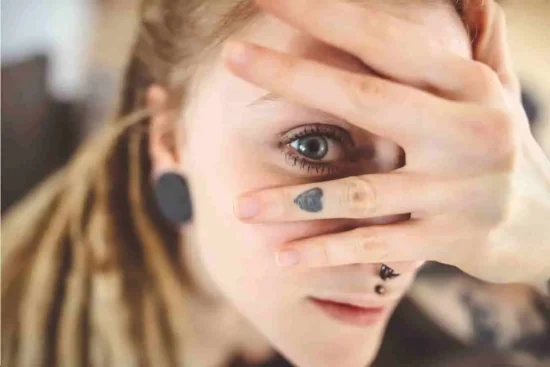 Idées de tatouage sur le doigt : inspiration et jolies idées