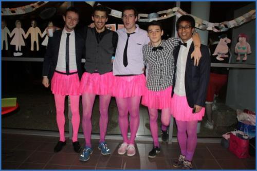 hommes portants un costume avec tutu rose pour une soirée chic et choc