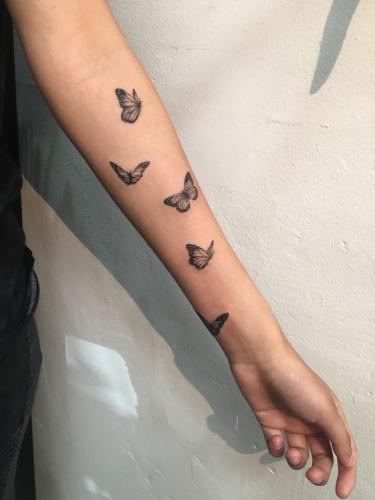 Idée de tatouage pour femme de plusieurs papillon sur le bras