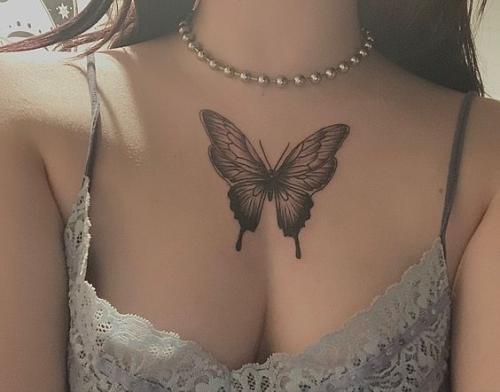 Idée de tatoo papillon pour femmes sur le torse 