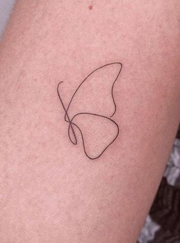 Idée de tatoo papillon pour femmes fait avec traits