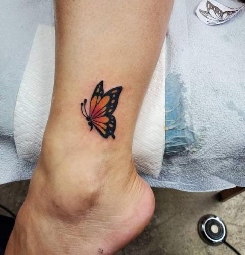 Idée tatouage papillon couleur sur la cheville 