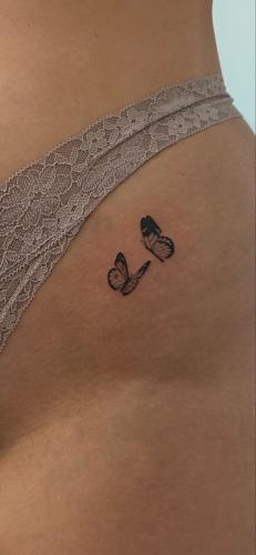 Idée de tatoo papillon pour femmes sur l'aine