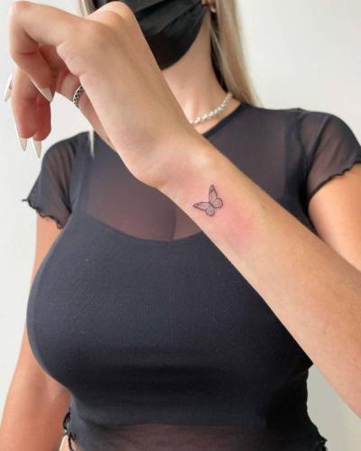 Idée petit tatouage papillon pour femme sur le poignet 
