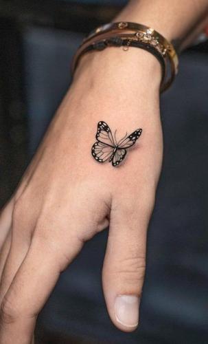 Idée de tatouage papillon pour femme sur la main