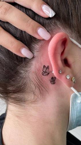 Idée tatoo papillon pour femmes derrière l'oreille