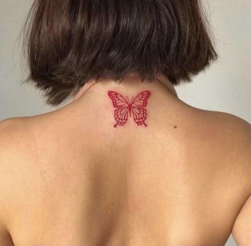 Tatoo papillon rouge pour femme sur nuque 