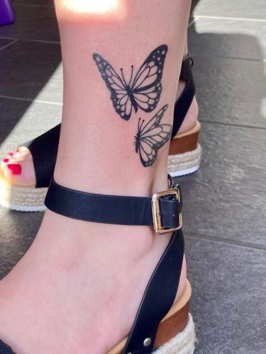 Idée tattoo papillon pour femmes sur la cheville